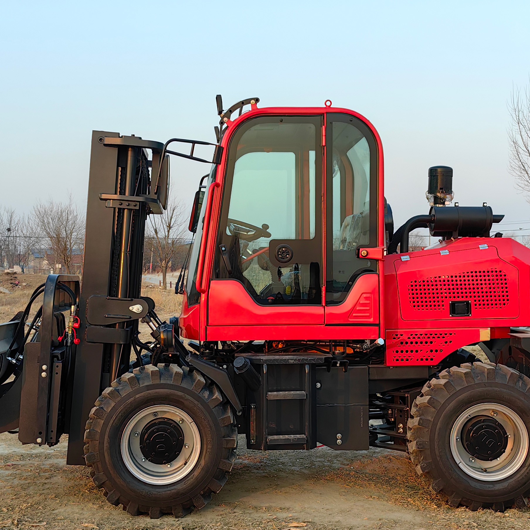 Rear turning off-road forklift