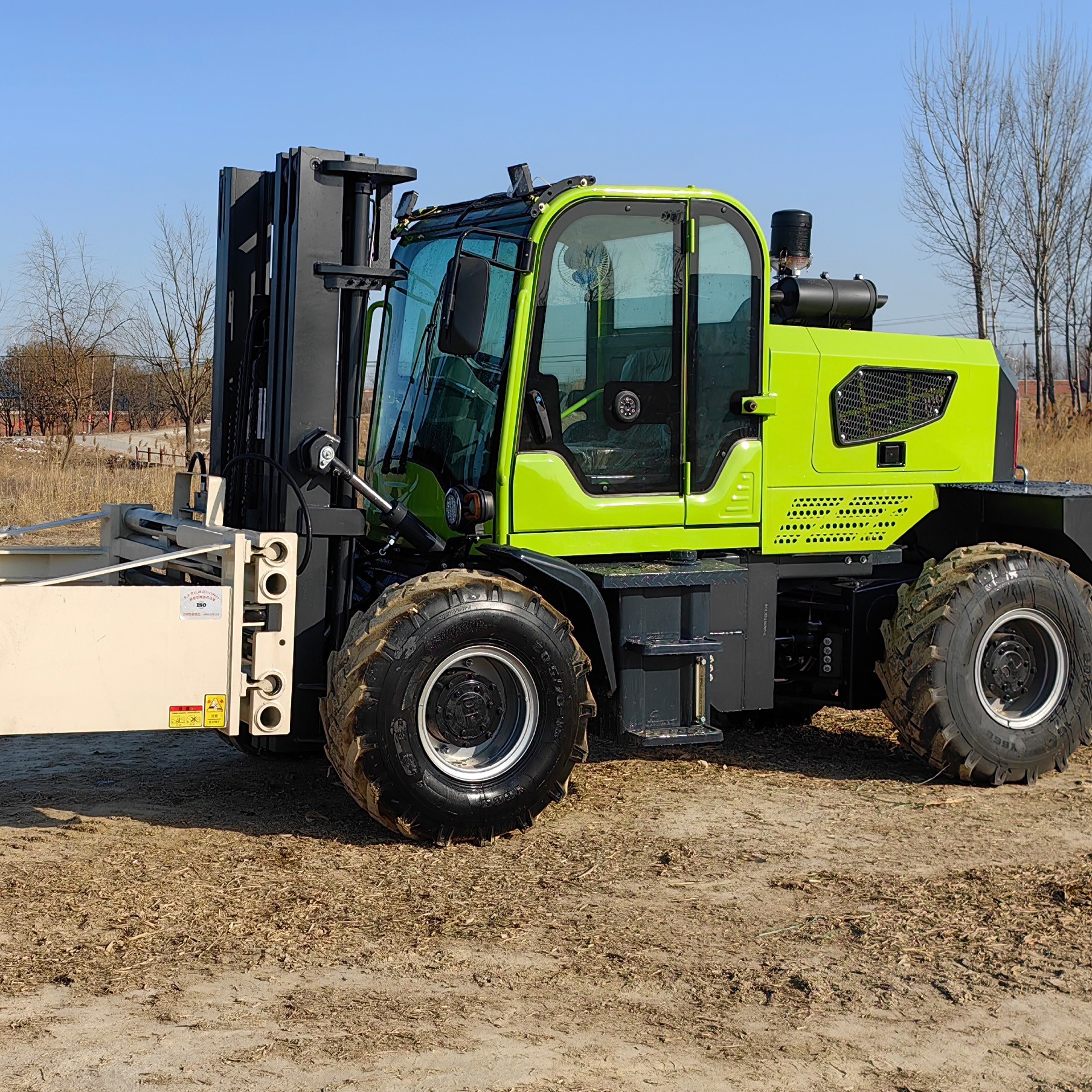 Rear turning off-road forklift