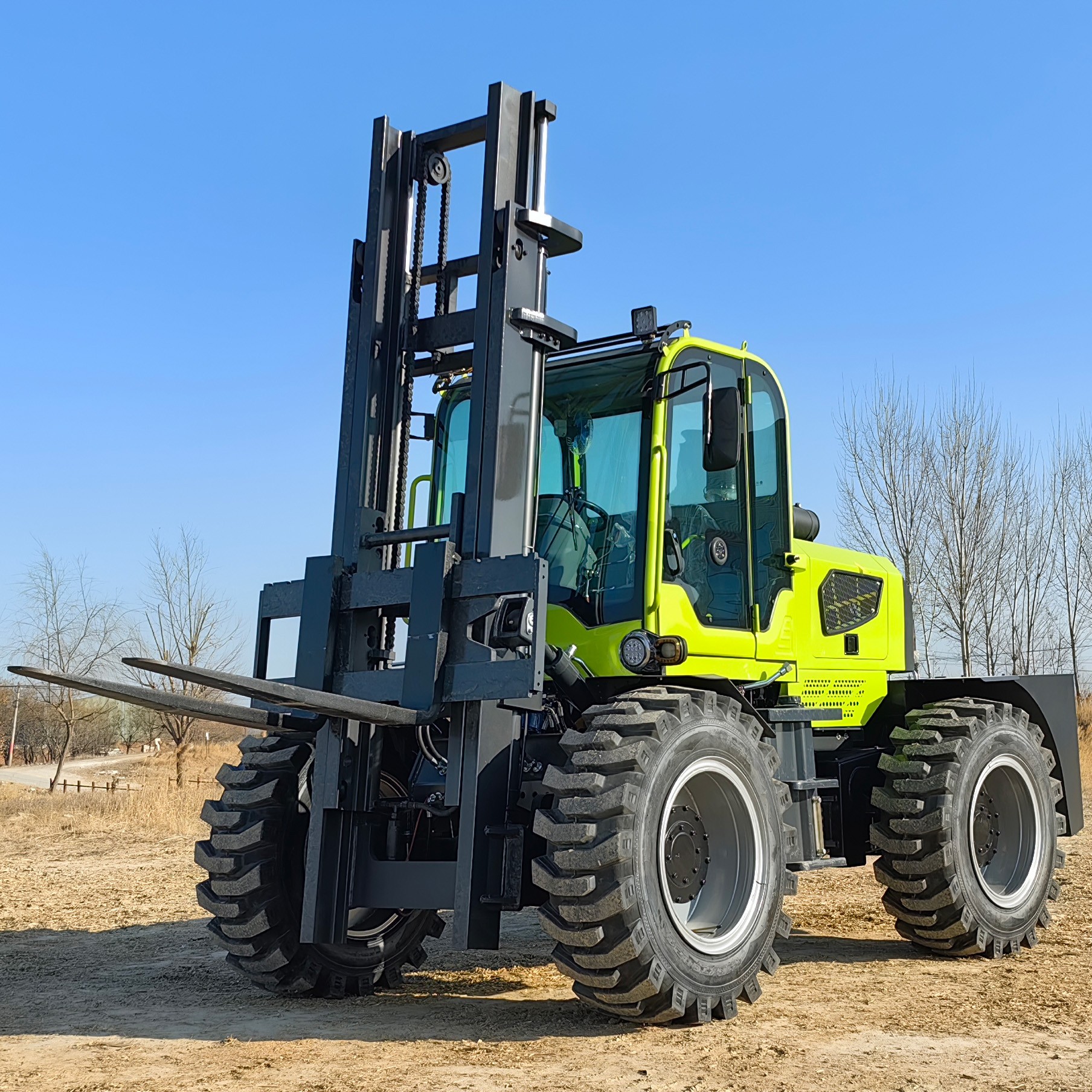 Rear turning off-road forklift